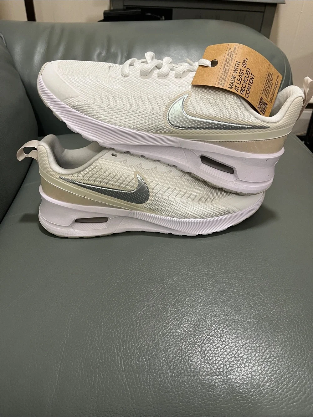 Nike Air max Nuaxis SE Light Beige Sneakers with Silver Swoosh